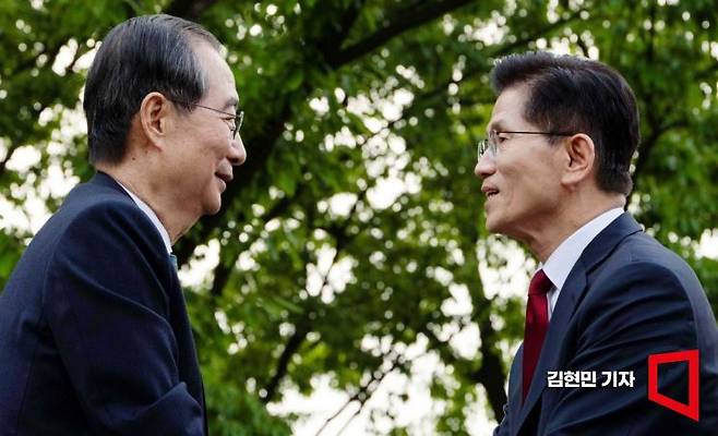 김문수 국민의힘 대선 후보와 한덕수 무소속 대선 예비후보가 8일 국회 사랑재에서 만나 후보 단일화를 위한 2차 회동을 마친 뒤 인사하고 있다. 2025.5.8 김현민 기자