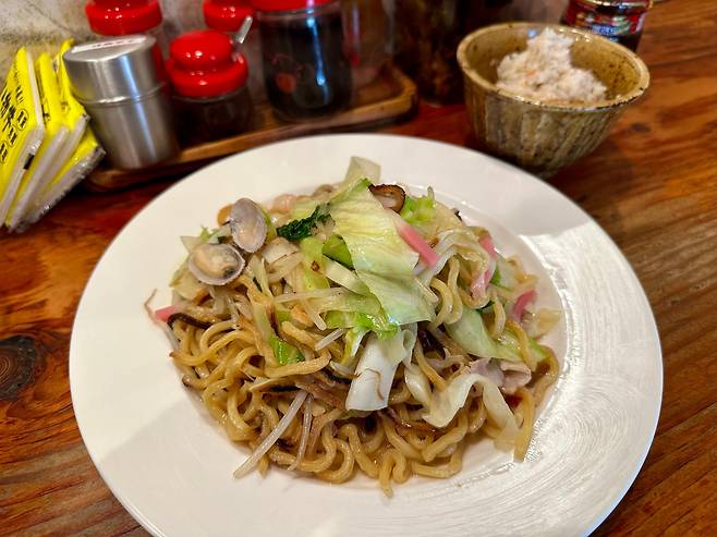 일본 후쿠오카 하카타역 인근의 가게에서 파는 하카타식 사라우동. /에노모토 야스타카