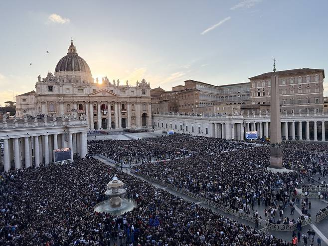 8일 바티칸에서 교황 레오 14세, 미국의 로버트 프리보스트 추기경이 선출되자 신자들이 성 베드로 광장에 모여 환호하고 있다./로이터 연합뉴스