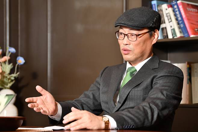 한상훈 연세대학교 법학전문대학원 교수가 작년 2월 서울 서대문구 연세대학교 광복관에서 인터뷰하고 있는 모습./한국일보 제공