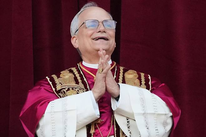 새로 선출된 교황 레오 14세가 성베드로대성당 발코니에 나와 바티칸 광장의 신도들을 향해 웃음짓고 있다. /AP 연합뉴스