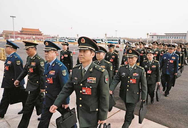 작년 3월 베이징에서 개회한 전국인민정치협상회의(정협)에 중국군 대표단이 입장하고 있다. 작년 이후 중국군 서열 3위인 허웨이둥 중앙군사위 부주석과 서열 5위인 먀오화 중앙군사위원이 신변 이상으로 공개 석상에서 모습을 감췄다. /신화 연합뉴스