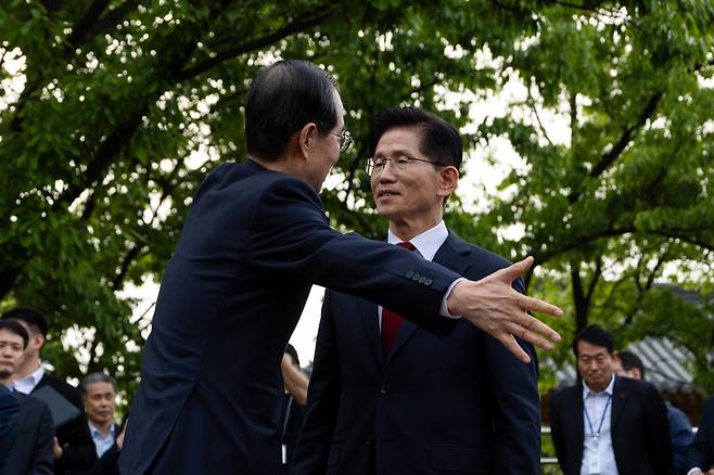 포옹이라도 한번… - 김문수(오른쪽) 국민의힘 대선 후보와 한덕수 무소속 후보가 8일 오후 국회 내에서 후보 단일화 관련 공개 회동을 마친 후 포옹하며 인사하고 있다. 두 사람은 이날 접점을 찾지 못했다. /남강호 기자