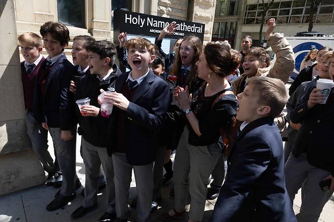 8일  시카고 태생의 로버트 프레보스트 추기경이 교황에 선출됐다는 소식을 들은 학생들이 미국 일리노이주 시카고시 홀리 네임 대성당 밖에서 환호하고 있다./AFP 연합뉴스