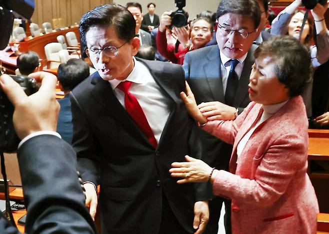 김문수 국민의힘 대통령 후보가 9일 서울 여의도 국회에서 열린 의원총회에서 "무소속을 당 후보 만들려 불법부당 수단 동원, 중단하라"며 입장을 밝힌 뒤 의총장을 떠나자 의원들이 김 후보의 퇴장을  말리고 있다./뉴스1