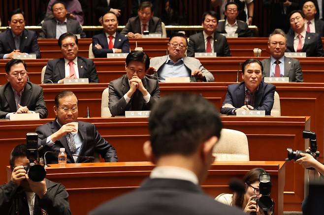국민의힘 권영세 비상대책위원장이 9일 서울 여의도 국회에서 열린 의원총회에서 김문수 대선 후보의 '작심 발언'을 들으며 굳은 표정을 짓고 있다./연합뉴스