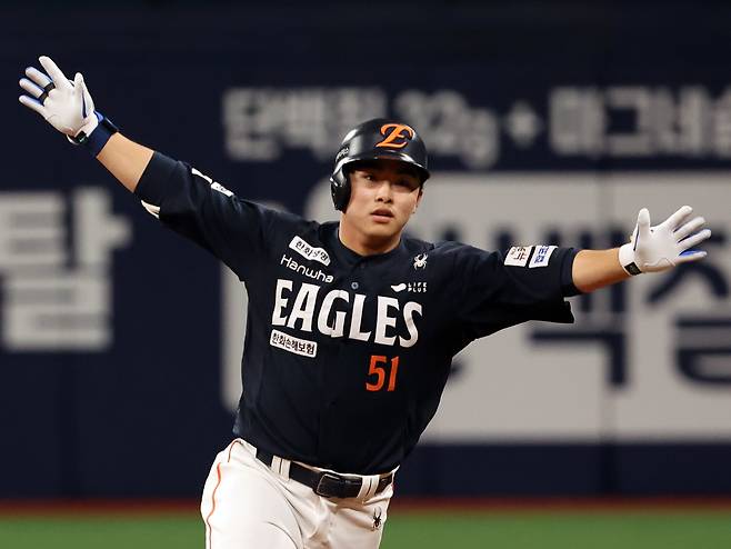 9일 오후 서울 구로구 고척스카이돔에서 열린 프로야구 '2025 신한 SOL뱅크 KBO리그' 한화 이글스와 키움 히어로즈의 경기 9회말 2사 주자 없는 상황에서 솔로홈런을 친 한화 문현빈이 기뻐하고 있다./뉴스1