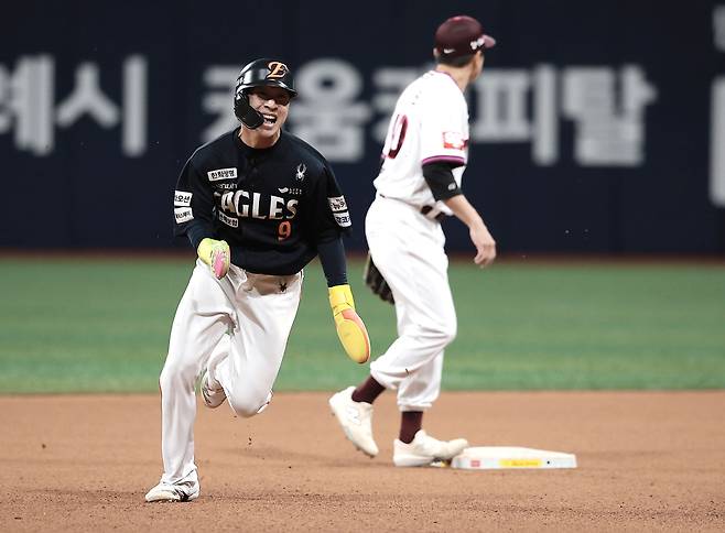 9일 서울 구로구 고척스카이돔에서 열린 2025 KBO리그 한화 이글스 대 키움 히어로즈의 경기, 8회초 1사 1루 상황 한화 최재훈이 2루타 때 1루 주자 이상혁이 3루를 향하고 있다./뉴시스