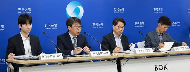 9일 서울 중구 한국은행에서 '2025년 3월 국제수지(잠정) 기자설명회'가 열리고 있다. 왼쪽부터 김준영 국제수지팀 과장, 신승철 경제통계1국장, 김성준 국제수지팀장, 권수한 국제수지팀 과장./연합뉴스