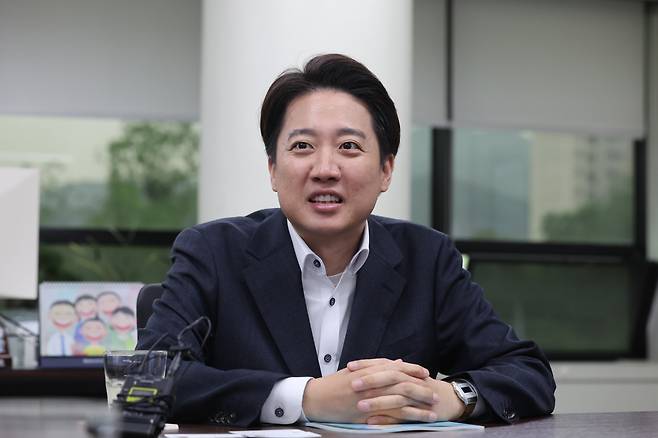 개혁신당 이준석 대선 후보가 9일 서울 서초구 한국교원단체총연합회(교총)에서 강주호 교총 회장과의 면담에서 발언하고 있다. /연합뉴스