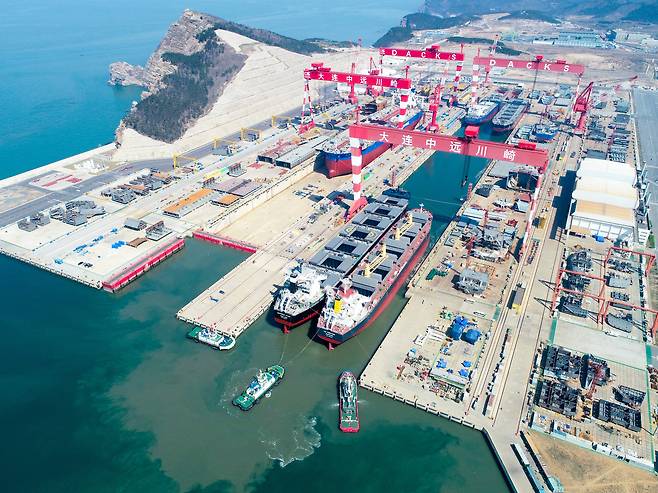 중국원양해운그룹 산하 다롄중원해운가와사키선박공정유한공사(DACKS·Dalian COSCO KHI Ship Engineering Co., Ltd.) 조선소 전경. /DACKS 제공