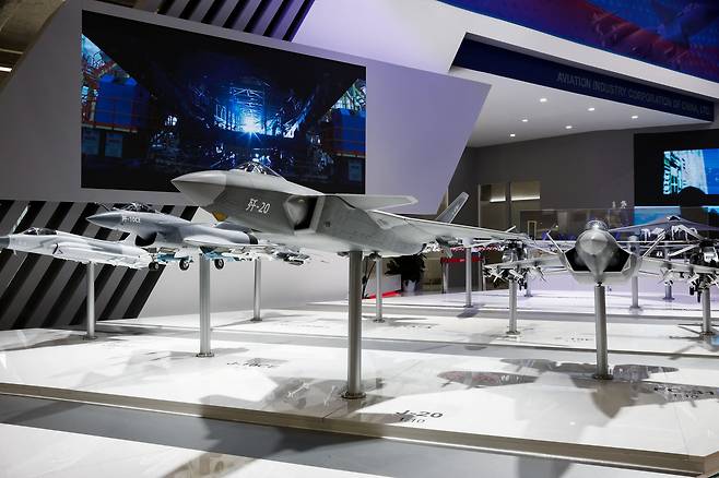 지난 2023년 프랑스 파리 인근 르 부르제 공항에서 열린 '제54회 파리 국제 에어쇼'의 아빅 청두 항공기 산업 그룹 전시관에 군용 항공기 모델이 전시돼있다. /로이터=뉴스1