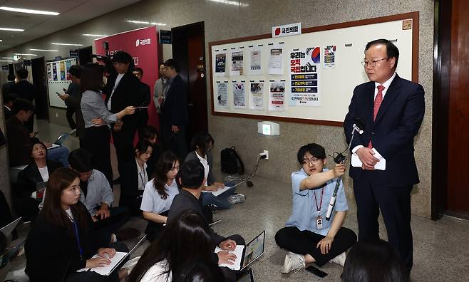 김문수 국민의힘 대통령 후보 대리인인 김재원 비서실장이 9일 서울 여의도 국회에서 열린 한덕수 무소속 대선 예비후보 대리인 측과의 단일화 협상 관련 회동을 마치고 브리핑을 하고 있다./뉴스1