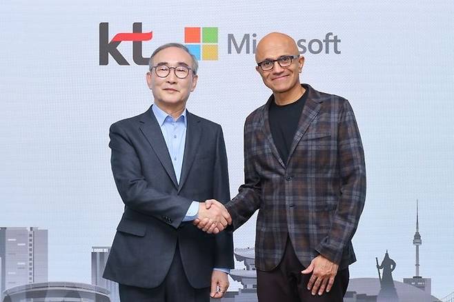 KT 김영섭 대표(왼쪽)와 마이크로소프트 사티아 나델라 CEO 겸 이사회 의장(오른쪽)이 3월 25일 KT 광화문 사옥에서 만나 악수하고 있다.ⓒKT