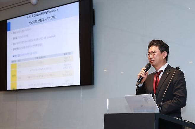 NH투자증권은 9일 여의도 본사 그랜드홀에서 탄소전문기업 에코아이와 공동으로 기업 고객을 위한 '제1회 카본마켓 세미나(Carbon Market Seminar)'를 개최했다고 밝혔다. ⓒNH투자증권