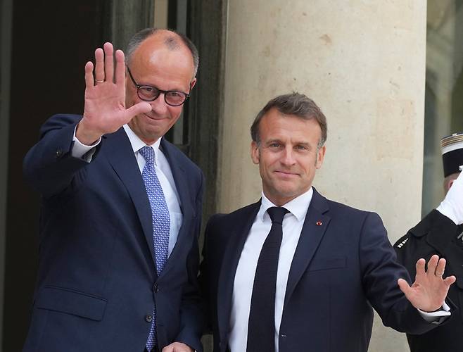 프리드리히 메르츠 신임 독일 총리(왼쪽)가 7일 프랑스 파리에서 에마뉘엘 마크롱 프랑스 대통령과 정상회담을 가졌다. 6일 취임한 메르츠 총리의 첫 해외 방문이다. 메르츠 정권은 “임신부와 어린이를 제외한 모든 불법 이민자를 돌려보내겠다”고 밝히는 등 강경한 반(反)이민 정책을 발표했다. 파리=AP 뉴시스