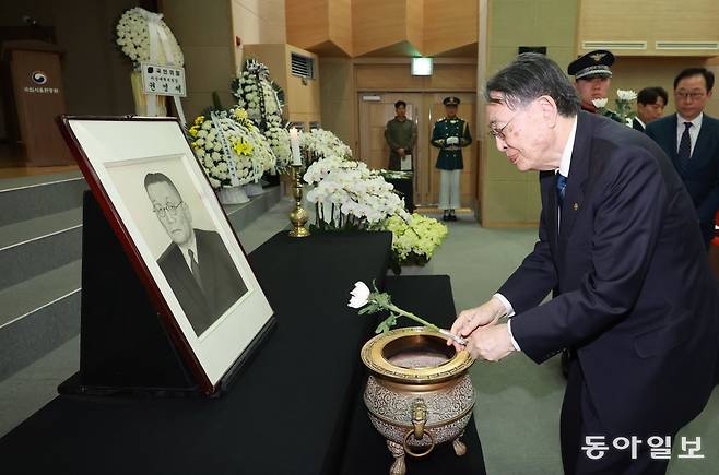 8일 고하 송진우 선생 탄생 135주년 및 서거 80주기 추모식이 열린 가운데 선생의 장손인 송상현 서울대 명예교수가 헌화하고 있다. 송은석 기자 silverstone@donga.com