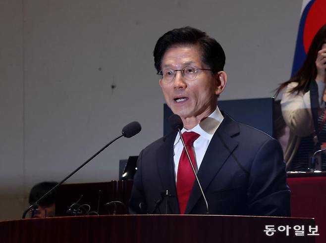 김문수 국민의힘 대통령 후보가 9일 서울 여의도 국회에서 열린 의원총회에서 “무소속을 당 후보 만들려 불법 부당 수단 동원, 중단하라”는 입장을 밝혔다. 당초 후보와 의원들간에 토론을 하자고 모인 의총이었지만 김 후보자 퇴장하면서 의총은 김 후보 없이 비공개로 진행되었다. 장승윤 기자 tomato99@donga.com