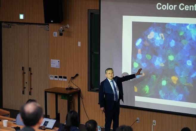 박홍근 미국 하버드대 화학생물학과·물리학과 교수가 9일 서울대에서 열린 자연과학 미래포럼 '자연과학의 현재를 되짚다'에서 발표하고 있다. 서울대 제공