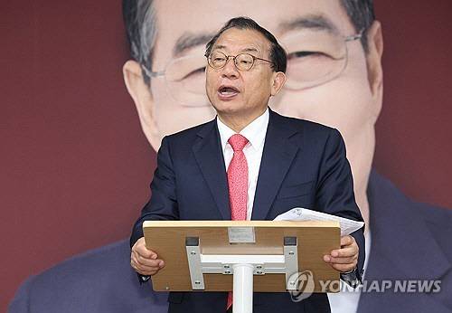 무소속 한덕수 대통령선거 예비후보 캠프 이정현 대변인이 7일 서울 영등포구 한 후보 캠프 사무실에서 한 후보의 기자회견이 끝난 뒤 취재진 질문에 답하고 있다. [연합뉴스]