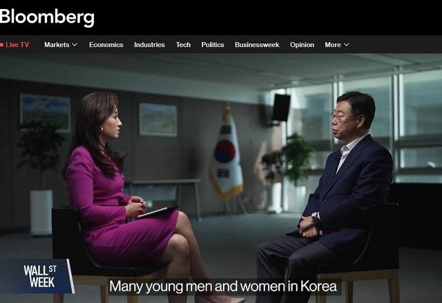 미국 블룸버그TV 셰리안 앵커와 인터뷰하고 있는 신상진 성남시장/사진제공=성남시