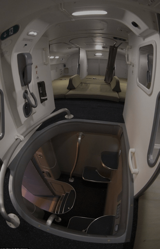 image.png 비행기 승무원의 숨겨진 휴식 공간 ㄷㄷ....mp4