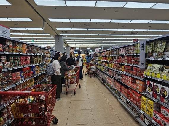 지난 1일 롯데마트 제타플렉스 서울역점 과자 판매코너에서 외국인 관광객들이 제품을 살펴보고 있다. 사진=이정화 기자