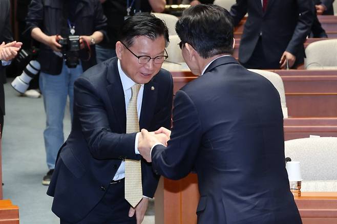 김문수 국민의힘 대통령 후보가 9일 서울 여의도 국회에서 열린 의원총회에 입장하며 이양수 선관위원장과 악수하고 있다. 김 후보는 지도부를 향해 "무소속을 당 후보 만들려 불법부당 수단 동원, 중단하라"며 입장을 밝힌 뒤 의총장을 떠났다. 뉴스1