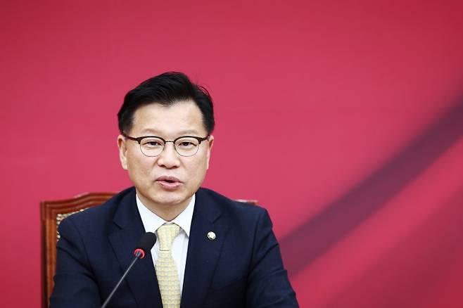 이양수 국민의힘 사무총장이 9일 오후 서울 여의도 국회에서 김문수 대통령 후보와 한덕수 무소속 예비후보의 단일화 관련 기자회견을 하고 있다.  뉴스1