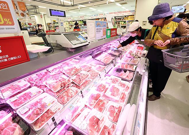 서울 한 마트에서 소비자들이 정육을 고른는 모습. 2025.5.2 (ⓒ뉴스1, 무단 전재-재배포 금지)