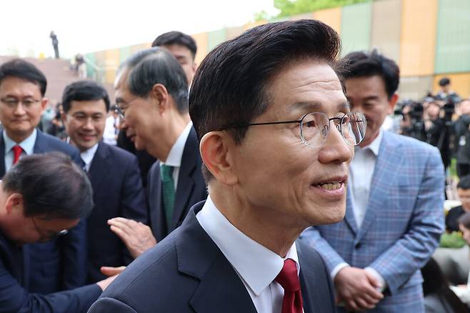 김문수 국민의힘 대통령 후보와 한덕수 무소속 후보가 8일 서울 국회 사랑재에서 회동을 마친 후 인사하고 있다. 공동취재사진