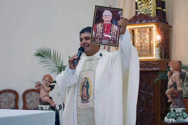 페루 북부 트루히요에 있는 몬세라트 교구의 성모마리아 성당에서 레오 14세 신임 교황을 위한 미사가 봉헌되고 있다. 트루히요/AFP 연합뉴스