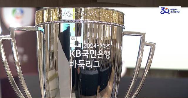 국내 최대 프로기전인 ‘2024~25 KB국민은행 바둑리그’(우승상금 2억5,000만 원)는 개막 전부터 파격적인 전 경기 ‘초속기 1분 10초’ 대국 도입과 그동안 국내 선수로 대체 가능했던 해외 용병의 교체 불가능 규정 적용, 신생팀(한옥마을 전주, 영림프라임창호) 참가 등으로 주목을 끌었다. 하지만 흥행성의 바로미터인 바둑TV 시청률은 역대 최저치인 0.087%까지 추락, 사상 처음으로 0.1%대가 붕괴됐다. 바둑TV 유튜브 캡처