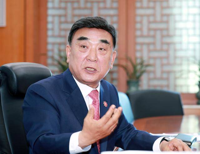 김두겸 울산시장이 지난 2일 시청 집무실에서 가진 한국일보 인터뷰에서 산림청을 산림부로 승격, 산림 관리와 경영에 보다 전략적으로 나서야 할 필요성을 강조하고 있다. 울산시 제공