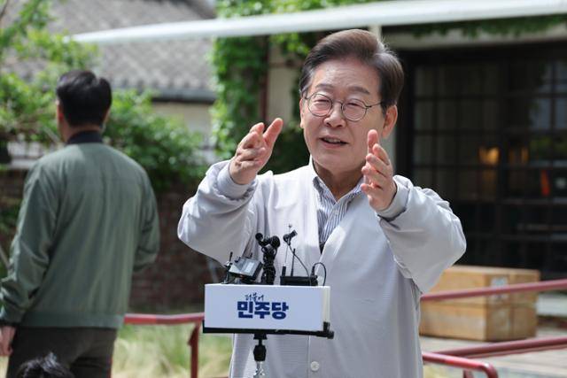 이재명 더불어민주당 대선 후보가 7일 전북 전주시의 카페 앞에서 기자회견을 하고 있다. 뉴스1