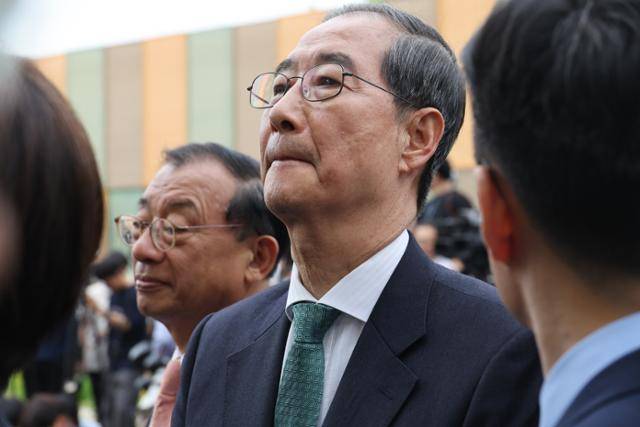 한덕수(오른쪽) 전 국무총리가 8일 서울 국회 사랑재에서 김문수 국민의힘 대선 후보와의 단일화 관련 회동에 참석해 있다. 뉴스1