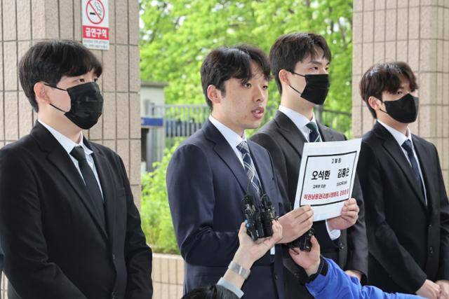 이선우(왼쪽 두 번째) 대한의과대학·의학전문대학원학생협회 비상대책위원장이 9일 경기 과천의 정부과천청사 민원실 앞에서 교육부 차관과 의대교육지원관을 직권남용권리행사방해죄, 강요죄 등으로 고위공직자범죄수사처에 고발하기에 앞서 기자회견을 하고 있다. 뉴시스