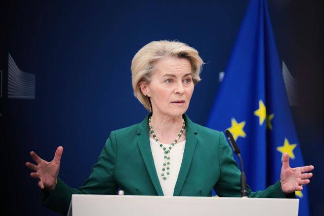 우르줄라 폰데어라이엔 유럽연합(EU) 집행위원장이 지난달 7일 브뤼셀의 EU 본부에서 기자회견하고 있다. 브뤼셀=AP 뉴시스