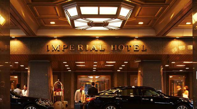 일본 도쿄 소재 데이코쿠호텔 직원들이 입구 앞에서 손님을 맞이하고 있다. 데이코쿠호텔 홈페이지 캡처