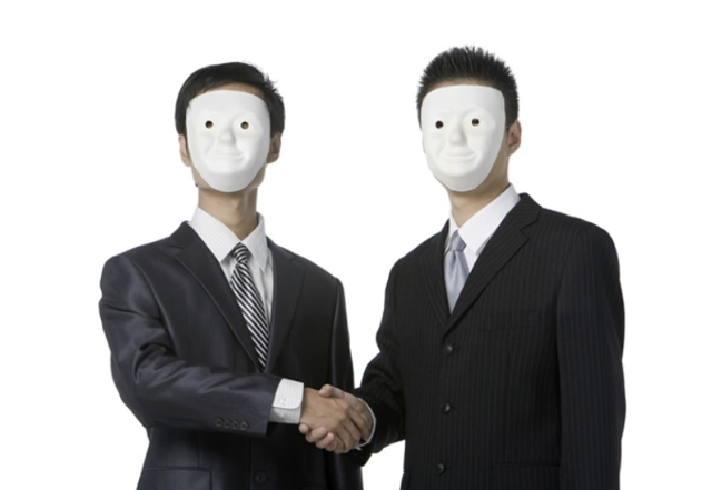 가면을 쓴 두 남자가 손을 맞잡고 있다. 게티이미지뱅크