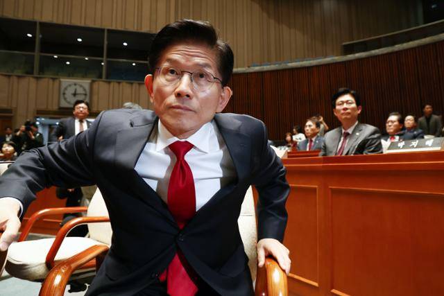 김문수 국민의힘 대통령 후보가 9일 서울 여의도 국회에서 열린 의원총회에서 자리에서 일어서고 있다. 뉴스1