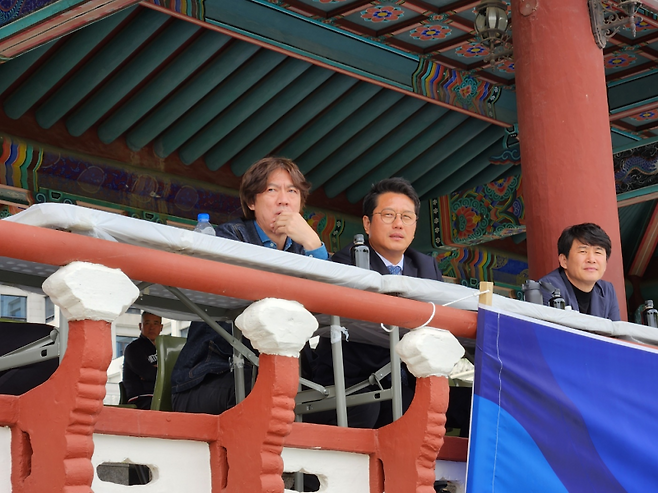 홍명보(왼쪽) 축구대표팀 감독과 박한동(가운데) 대학축구연맹 회장. 사진=대학축구연맹