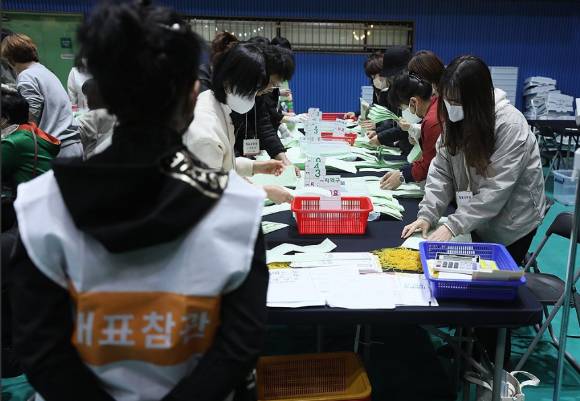 제22대 국회의원선거가 실시된 지난해 4월 10일 오후 경기 의정부시 녹양동 실내체육관 개표소에서 개표참관인이 개표 상황을 지켜보고 있다. [사진=연합뉴스]