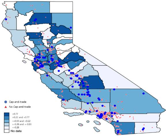 탄소배출거래 제도의 적용을 받는 제조시설(점)과 적용을 받지 않는 제조시설(삼각형)의 위치. 캘리포니아 카운티의 색상 음영은 배출권 제도 도입 전(2010년부터 2012년)과 도입 후(2013년부터 2018년) 사이의 해당 카운티 평균 연간 독성물질 배출량의 변화를 백분율로 나타낸 것이다. [사진=KAIST]