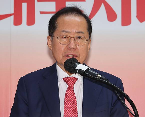 홍준표 전 대구시장이 지난달 29일 국민의힘 대선 후보 2차 경선 결과 발표 직후 서울 여의도 대하빌딩 선거 캠프 사무실에서 정계 은퇴 의사를 밝히고 있다. [사진=연합뉴스]