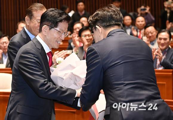 김문수 국민의힘 대선후보가 9일 서울 여의도 국회에서 열린 의원총회에서 꽃다발을 들고 권영세 비대위원장, 권성동 원내대표와 기념촬영을 하고 있다. [사진=곽영래 기자]