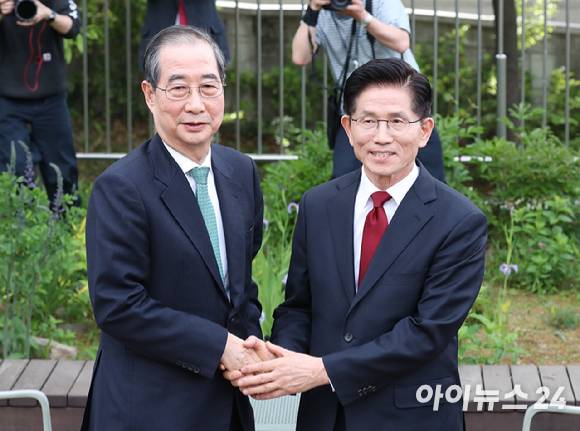 김문수 국민의힘 대선 후보와 한덕수 무소속 대선 예비후보가 8일 서울 여의도 국회 사랑재에서 후보 단일화와 관련해 회동하고 있다. [사진=곽영래 기자]