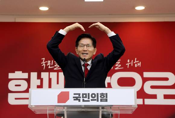 국민의힘 김문수 대선 후보가 9일 경기도 수원시 장안구 경기도당에서 열린 경기도당 선거대책위원회 발대식에서 당원들을 향해 인사하고 있다.  [사진=연합뉴스]