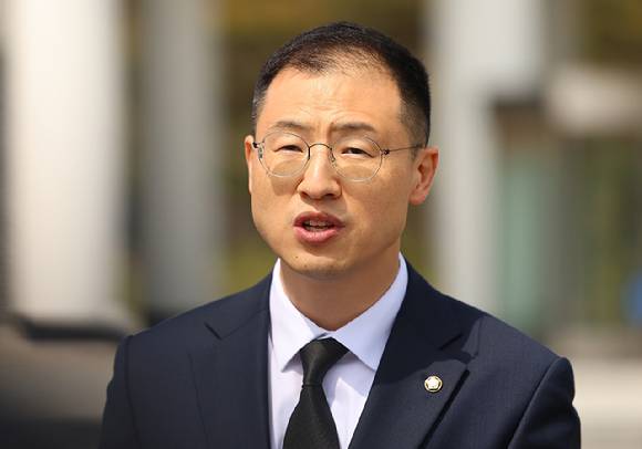 김상욱 무소속 의원이 8일 서울 동작구 현충원에서 참배 후 국민의힘 탈당 입장을 밝히고 있다. [사진=연합뉴스]