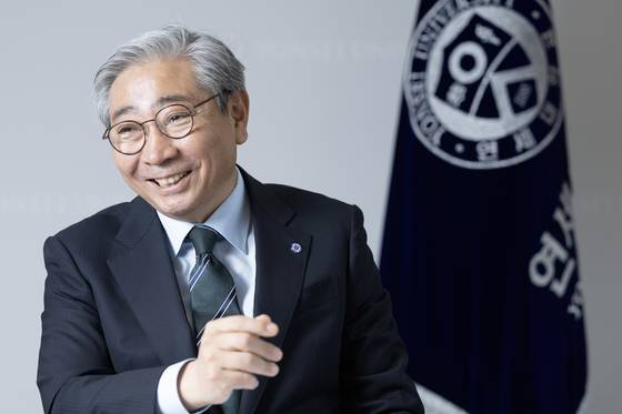 윤동섭 연세대학교 총장이 지난달 25일 오후 서울 연세대 신촌캠퍼스에서 중앙일보와 인터뷰 중 한강 작가의 노벨상 수상 소식을 언급하며 환하게 웃고 있다. 전민규 기자